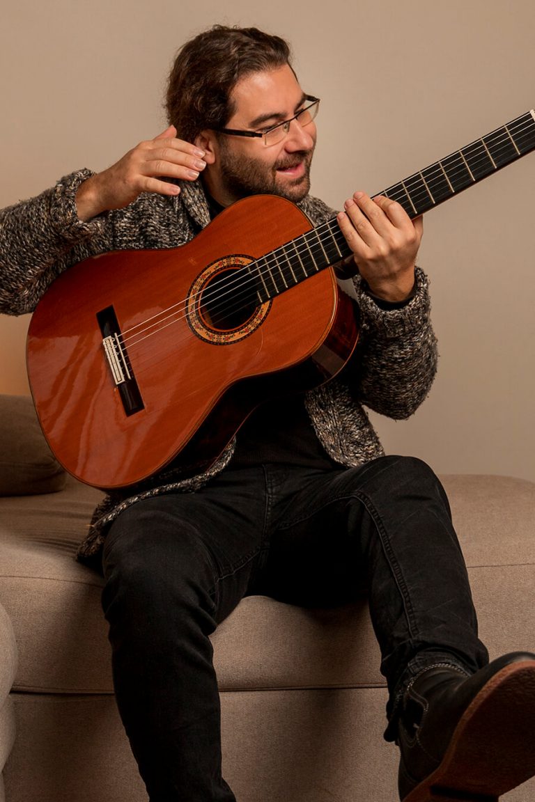 rojo Moretón toca el piano Escuela de Guitarra Flamenca Online - Paco Costa